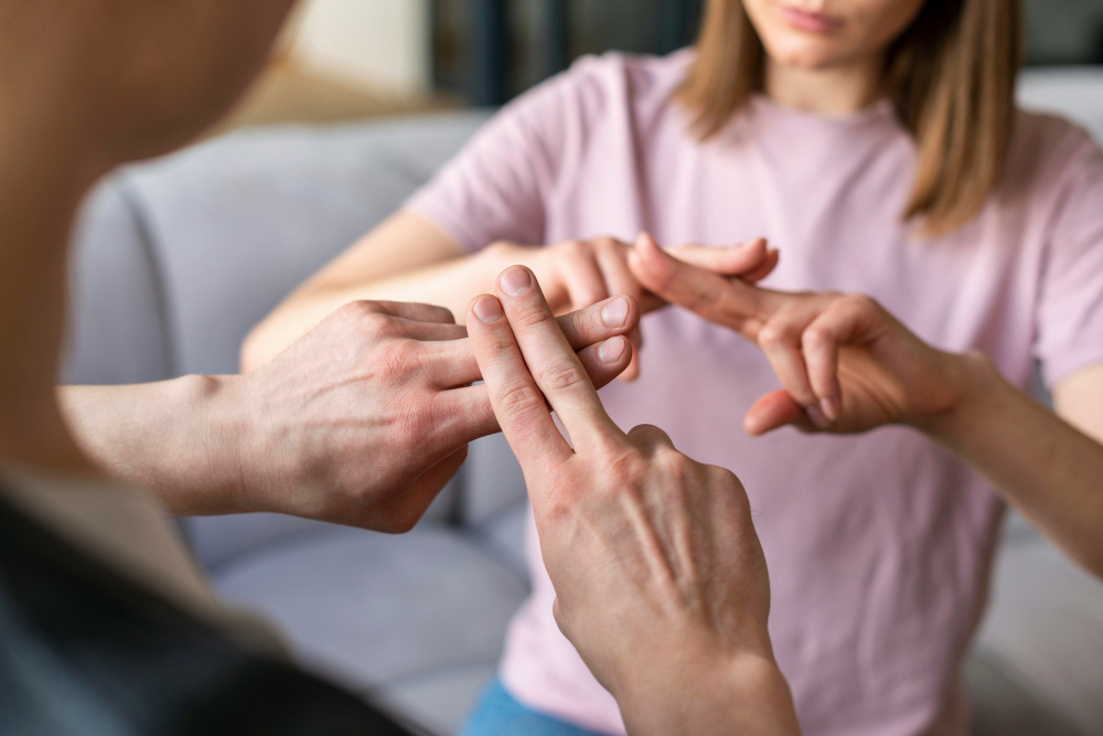 couple-talking-using-sign-language (1)